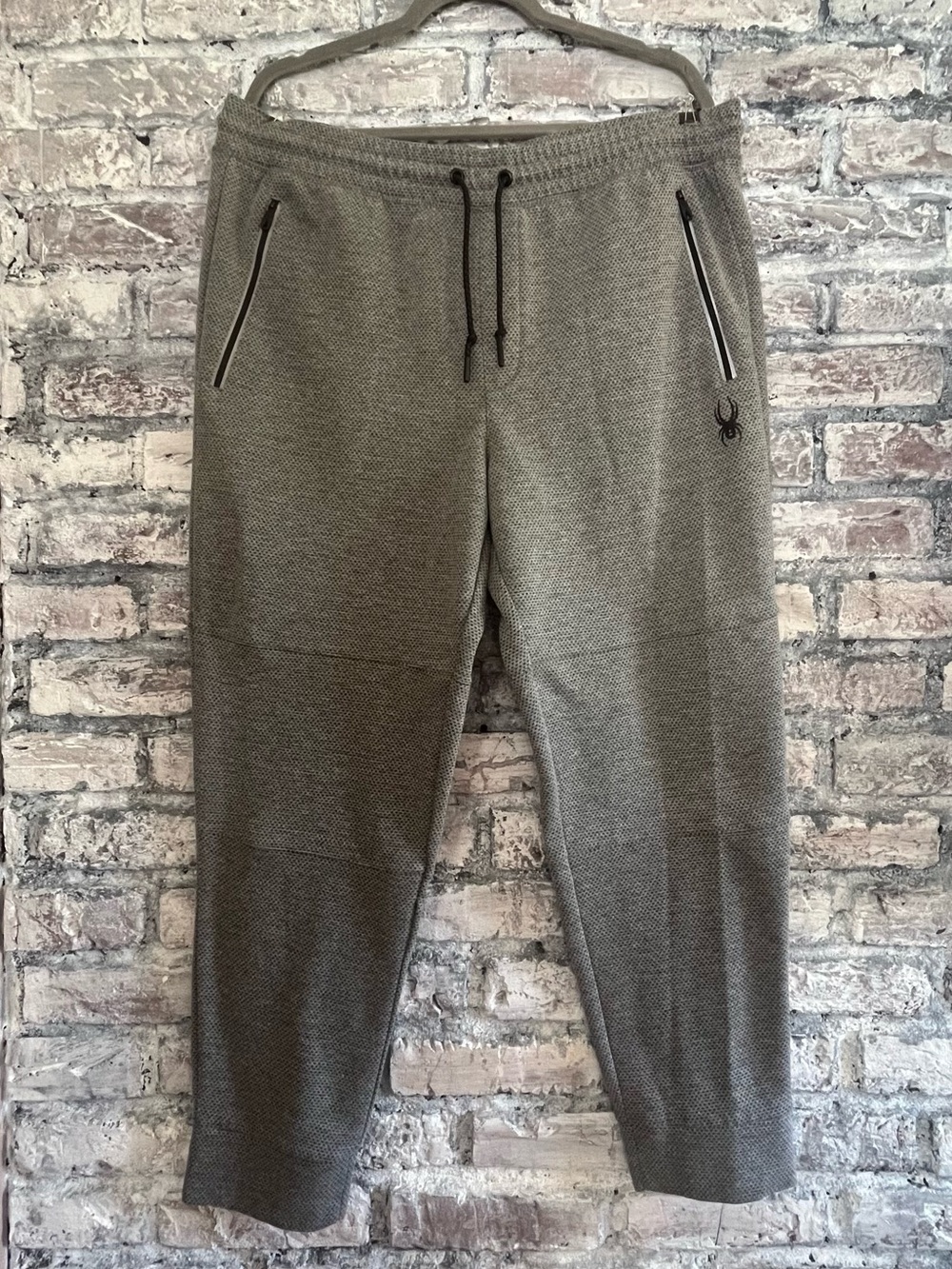 Spyder Men's Gray Jogger Pants smoke/pet free like new reflective zipper pockets